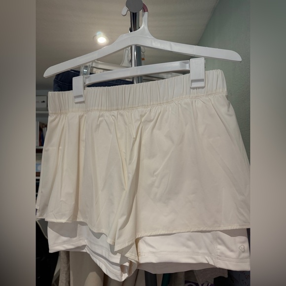 Blogilates Ruffle Shorts Size Large - Picture 5 of 7